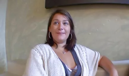 Ama de casa videos caseros de maduras gratis masturbación en una silla de salón en el patio