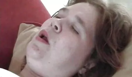 Joven y travieso Julia le encanta una polla en su culo y videos caseros de maduras tetonas más profundo