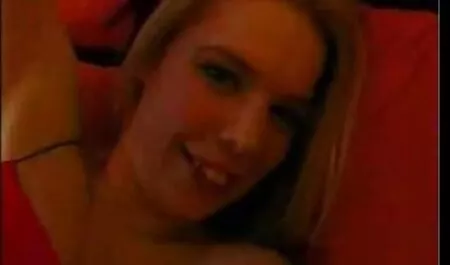 Una joven chica de pelo castaño está xxx señoras caseros lista para sucumbir al cáncer de la enfermedad y poner una gran polla profundamente en su coño