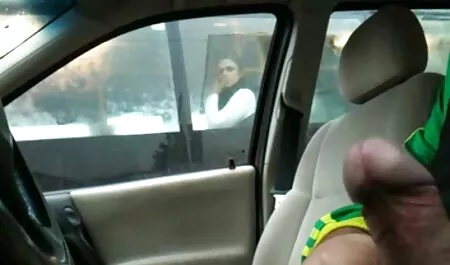 Falo maduras caseras reales negro de un hombre negro vertiendo un chorro de orina masturbación con la mano por una mujer, madura, experimentada