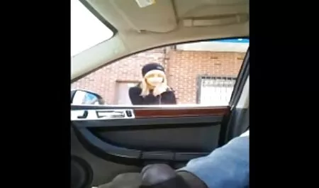 Maduro hembra Médico listo para videos gratis caseros de maduras ayudar al paciente a levantarse con su mierda