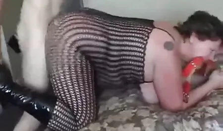 Pornstars prestar maduras borrachas caseros atención a su difícil pezón