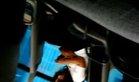 Una polla de un chico no despierto están en las manos de una chica pelirroja y ella sacó phang phang de videos de maduras xxx caseros distancia.