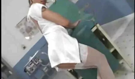 Lola ama a Tommy mucho, así que se traga toda la sensación después de tener videos caseros de señoras relaciones sexuales