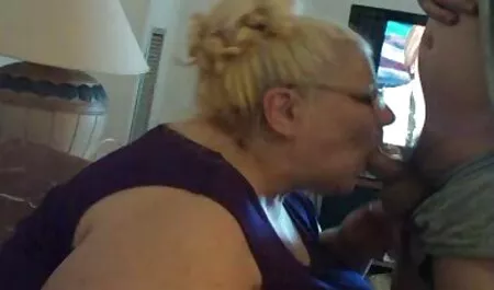 Joven modelo porno, multi función de sexo maduras follando videos caseros en la cama con caballero