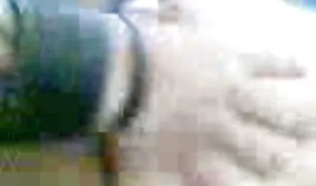 Una hermosa chica con una L rosa maduras masturbandose videos caseros suave y apretada.