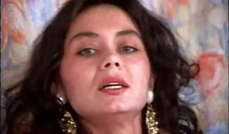 Depravada morena madura maduras cojiendo videos caseros fuma y apretó sus tetas completas