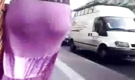 Joven maestro de xxx veteranas caseros Madera de Ébano botas de cuero rojo se sienta en su cara