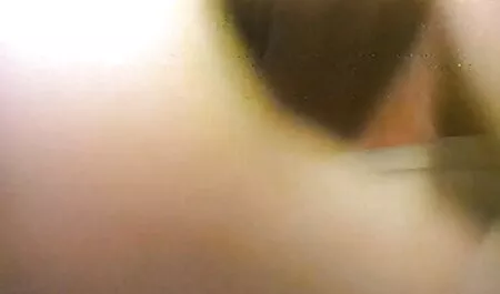 Una joven y sexy puta se folló el culo con los dedos y se ofreció a insertar un pene en videos xxx caseros de maduras él