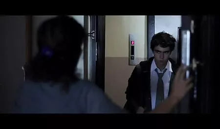 Dick sentado videos caseros reales de maduras en el sofá es una finamente masturbación con la mano de una joven morena