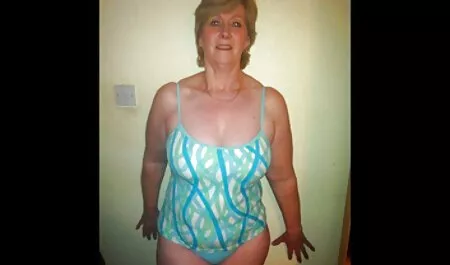 Madura esposa corre, chupando la polla del marido videos caseros maduras peludas en el sexo en casa con él