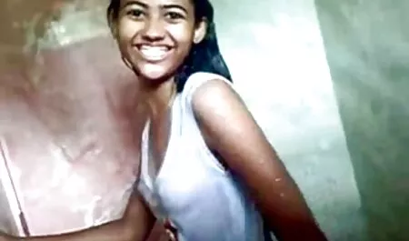 Una mujer madura con un coño peludo enseña maduras lesbianas casero a una chica joven a follar por todas las reglas