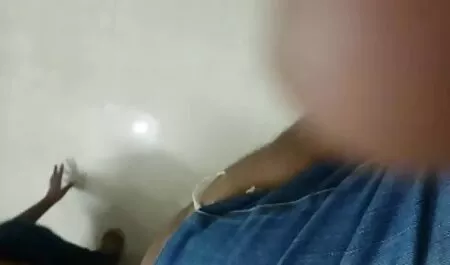 Maravilloso orgasmo de una joven puta en gafas de dos vibrador en videos caseros de señoras teniendo sexo su coño