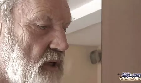 Joven flaco adolescente chica sexo casero con veteranas paseos su culo en la pedazo de negro agua tap