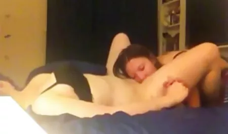 Una joven morena desnuda en la cocina y feliz meando maduras xxx videos caseros en pañales