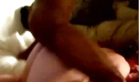 Joven modelo porno realmente quiere videos pornos caseros gratis de maduras presentar su coño con la polla de un chico asiático