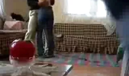 Una joven, rubia, condescende con un chico y se encuentra cayendo sobre la cama videos caseros señoras maduras de él a causa de una gran muerte