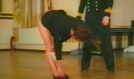 Chica joven a milfs caseras su vez en frente de la webcam