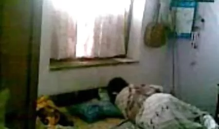 Dos jóvenes chicos blancos tratando de videos caseros de maduras folladas complacer a una gran polla negra