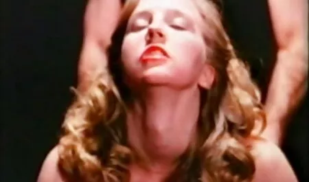 Una mujer madura muestra la mierda de una chica joven follando maduras videos caseros con un chico y da consejos porno