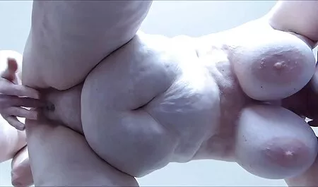 A las chicas jóvenes les encanta maduras caseras infieles apretar y acariciar sus tetas completas en la leva