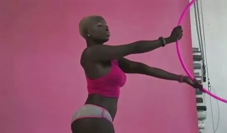 Una cámara oculta filmó las escenas de sexo libertinaje de una joven mujer negra con videos caseros lesbianas maduras uno de los novios