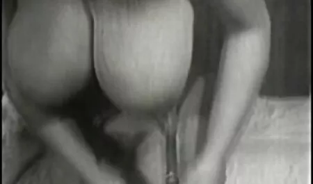 Madura morena con el videos de caseros de maduras coño afeitado hace un fascinante striptease