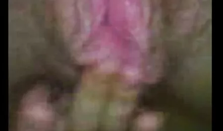 Tetona madura morena se compromete a chupar un extraño polla a través videos caseros cincuentonas de un agujero en la pared