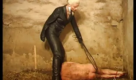 Divertidas estrellas porno videos caseros de señoras cachondas twitteando es interrumpido por orgía