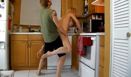 Una joven esperando que el chico salga de la ducha videos caseros de señoras teniendo sexo y con ganas de follar con él