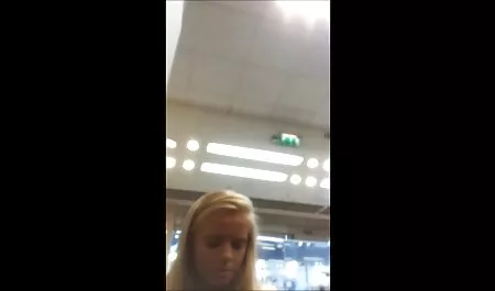 Joven modelo videos caseros de maduras amateur porno subir sobre la mesa y masturbarse allí en el desnudo