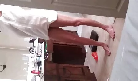 Una mujer, casero señoras xxx negra, madura, enérgicamente golpea su coño con un vibrador y emite jugo de ella