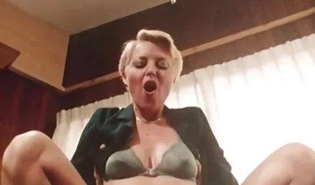 Una joven rubia en fishnet encanta a una persona en la oficina y abiertamente con él videos caseros de gordas maduras