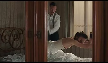 Joven rubia rips pantimedias videos caseros de lesbianas maduras en su coño y empujando un enorme consolador en su