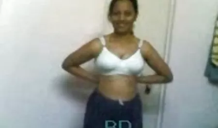 Rubia tetona chupa la polla y sopla humo mientras videos caseros de cuarentonas fuma un cigarrillo