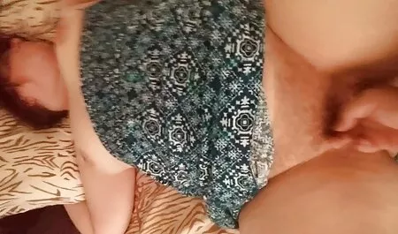 Juguetón morena en hermosas medias señoras cojiendo caseros se masturba solo con su juguete favorito