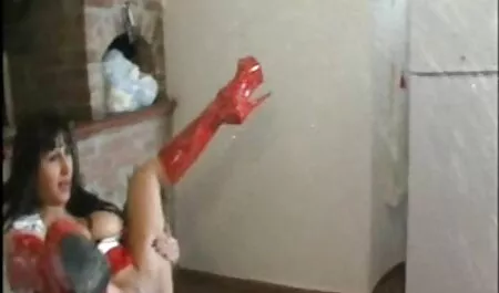 Mujer negra madura de pie en el baño y mirando en el espejo con cáncer follando maduras videos caseros