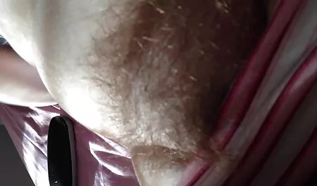 Ahumado un chico en el callejón, y la señoras xxx caseros hermana positiva con él en el sofá