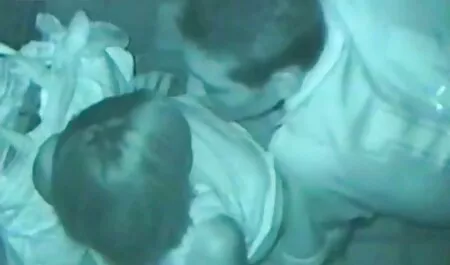 Joven masajista japonesa lavó a sus clientes y lo puso videos pornos caseros de mujeres mayores en su L.