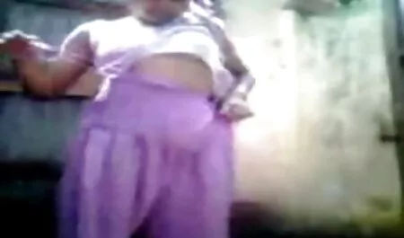 Una mujer adulta con videos caseros veteranas un peludo L. encanto de un niño