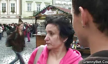 Compañeros de trabajo absorbidos al final maduras con jovenes videos caseros del día en la oficina