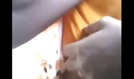 Joven morena maduras con jovenes videos caseros se desnuda y muestra su coño no afeitado en la cámara