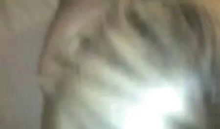 Joven puta masturbándose su coño y meando justo en frente de la veteranas videos caseros cámara