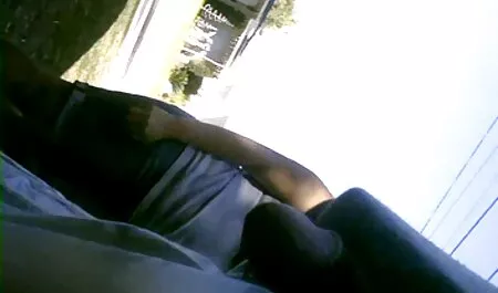 Mirando madurita follando casero hacia adelante, puse una polla en el coño de una morena tetona después de que ella chupa