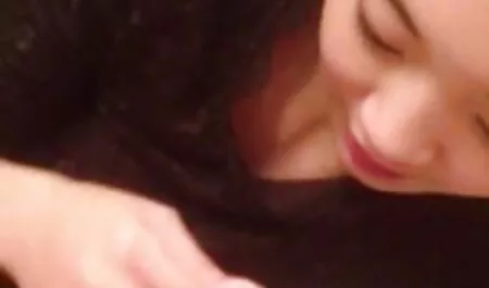 Joven, culo, modelo porno sinceramente folla con maduras reales caseras su amante en la cama y se corre