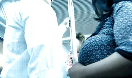 Pornstar, Latina sube a videos caseros de señoras cachondas un hombre negro en el sofá