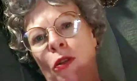 Tetonas lesbianas dando rienda suelta a las emociones sexo casero de veteranas