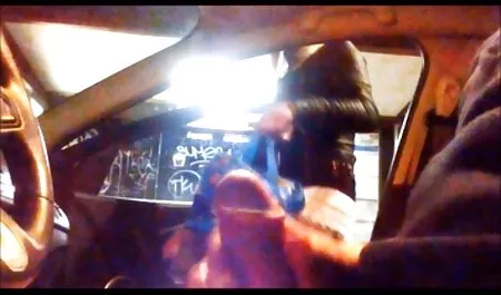 Rubia madura tetona masturba el falo de un chico con sus manos y deja videos caseros maduras que su coño se acaricie