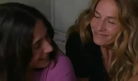 Sensual lesbianas masaje y maduras caseros mierda con consoladores apasionadamente