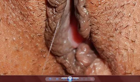 Mujer madura cubierta videos caseros de maduras gratis L. con sus manos